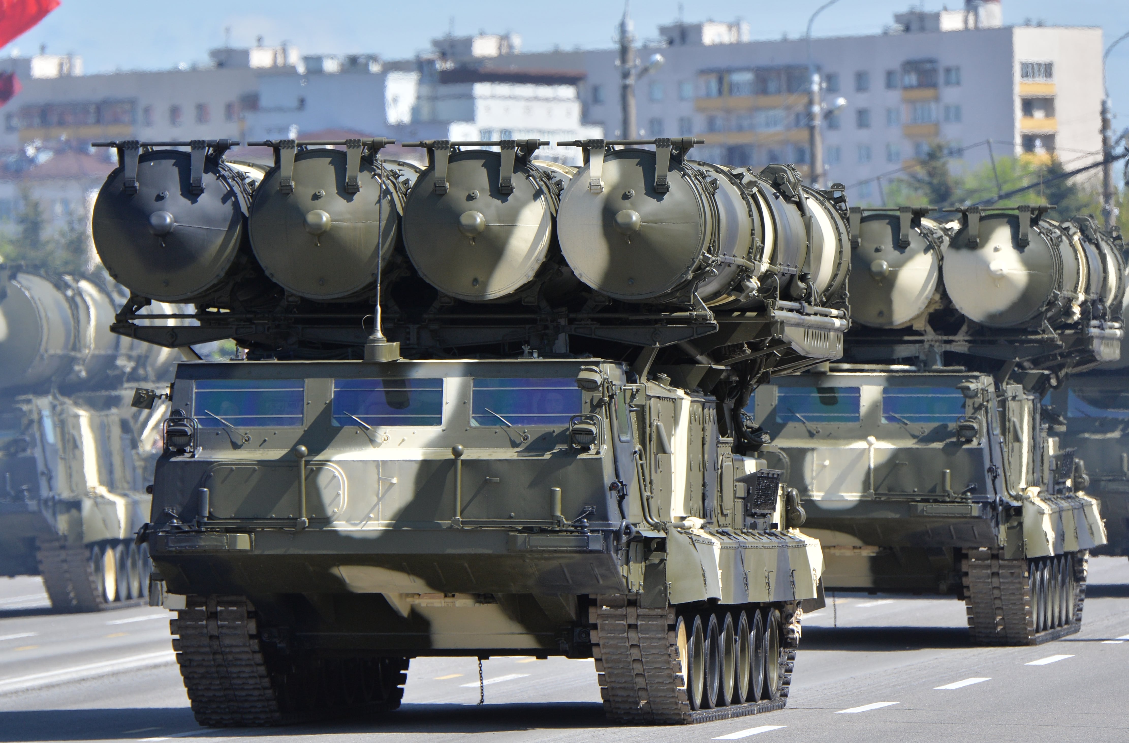 En esta imagen facilitada por la agencia fotográfica Host / RIA Novosti, se observan sistemas de misiles tierra-aire de largo alcance S-300