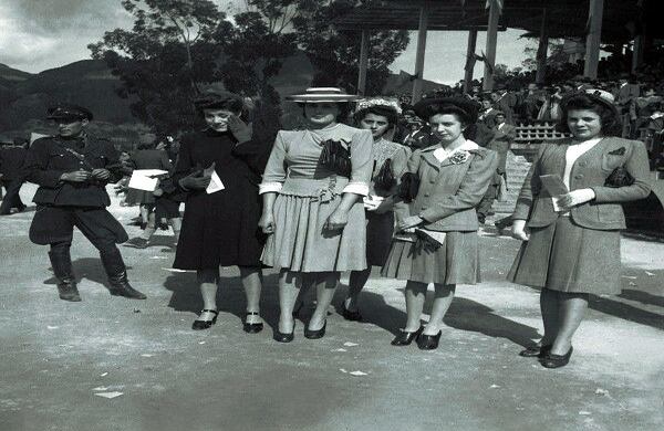 Carrera de caballos en el hipódromo. Bogotá, 30 de julio de 1944. Archivo fotográfico de Sady González, Biblioteca Luis Ángel Arango.