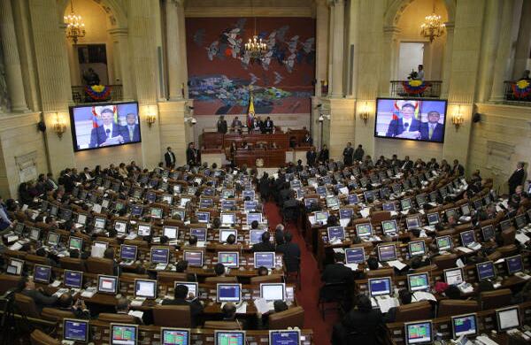 Rama de olivo. El presidente Juan Manuel Santos dice que no hay crisis. "No podemos dejar que los árboles nos impidan ver el bosque". 