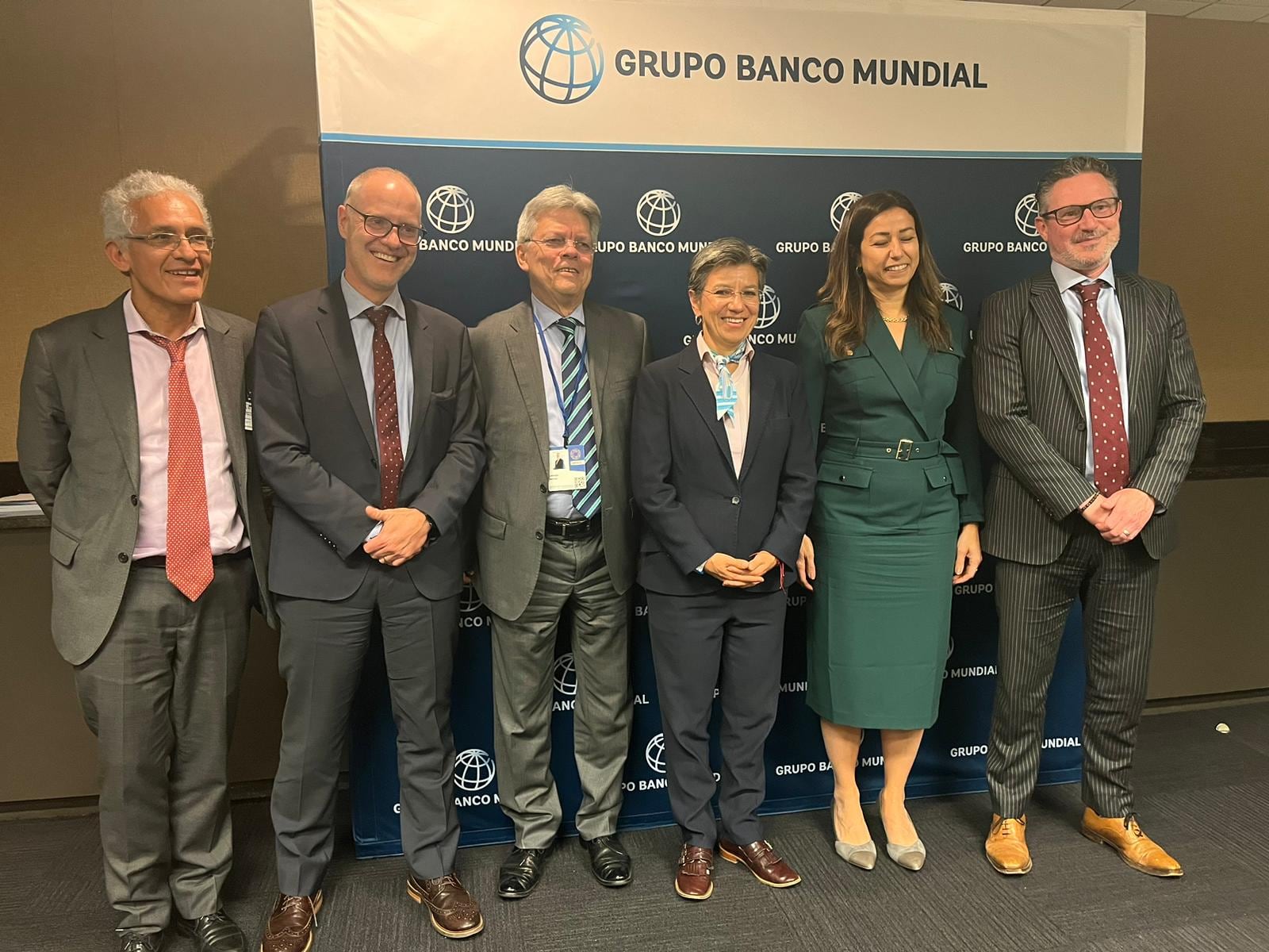 De izquierda a derecha. Juan Mauricio Ramírez, secretario Distrital de Hacienda; Peter Siegenthaler, gerente de país para Colombia del Banco Mundial; Leonidas Narváez, gerente Empresa Metro de Bogotá; Alcaldesa Mayor; Ayat Soliman, directora de operaciones para América Latina; y Mark Thomas, director de país para México, Colombia y Venezuela