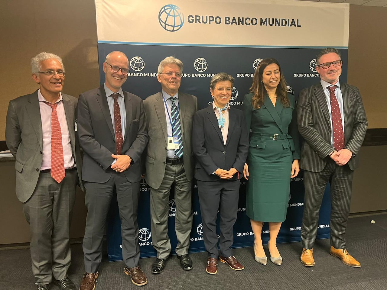 De izquierda a derecha. Juan Mauricio Ramírez, secretario Distrital de Hacienda; Peter Siegenthaler, gerente de país para Colombia del Banco Mundial; Leonidas Narváez, gerente Empresa Metro de Bogotá; Alcaldesa Mayor; Ayat Soliman, directora de operaciones para América Latina; y Mark Thomas, director de país para México, Colombia y Venezuela