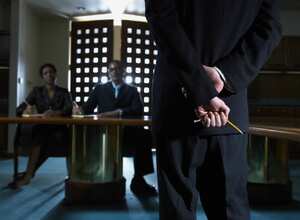 Problema 5: ¿Contrata o no contrata? Piense en qué es lo que necesita y si es necesaria una persona para cubrir ese trabajo. Si puede hacerlo usted u otro empleado en condiciones normales, no piense en reclutar más personal; pero, si ve que realmente es necesario y es algo que usted no puede atender, contrátelo.