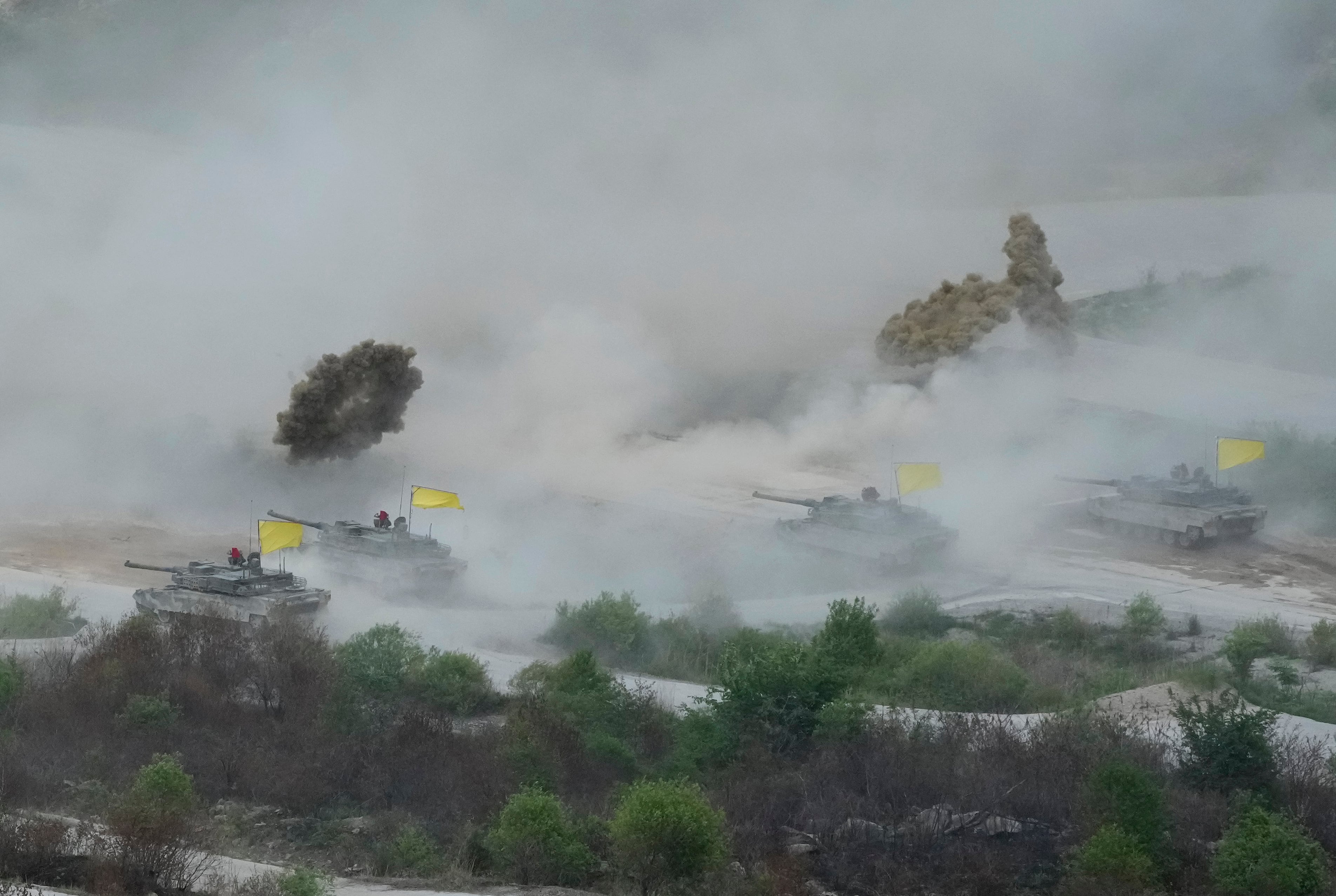 Los tanques K-2 del ejército de Corea del Sur disparan cortinas de humo durante la reunión entre Corea del Sur y EE. UU. simulacros militares conjuntos en el campo de entrenamiento de fuego Seungjin