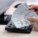 Las empresas estadounidenses suelen pagar en dólares.