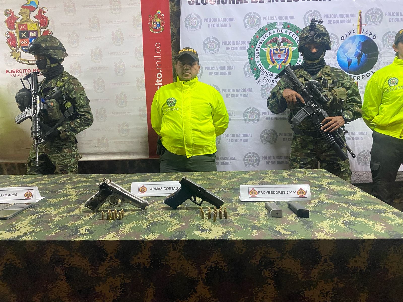 El operativo también logró la incautación de un significativo material de guerra.