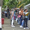 Los caleños tienen que hacer largas filas para solicitar la encuesta Sisbén para tramitar el subsidio de Mi Casa Ya. Foto: Jorge Orozco/El País
