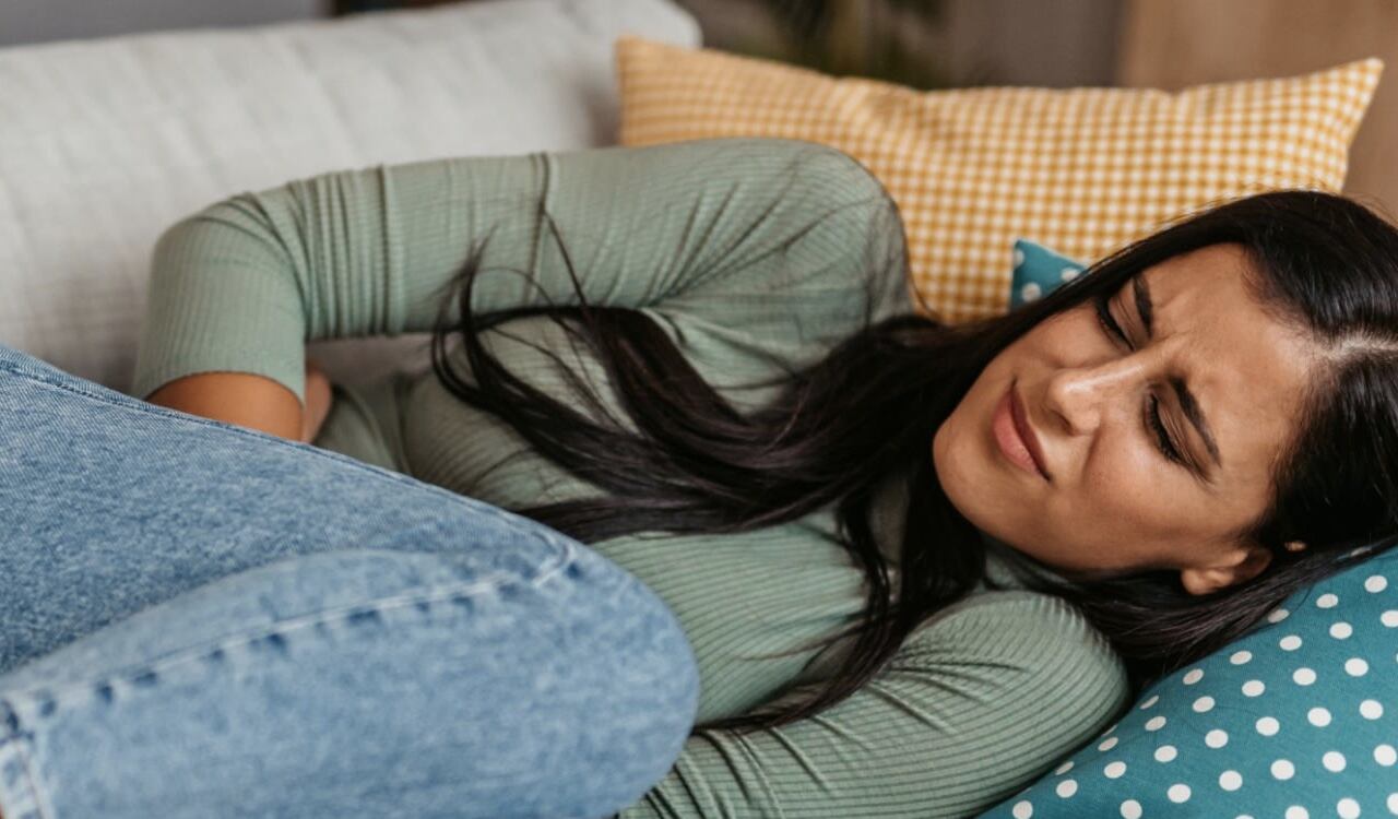 Consumir yogur griego de manera regular, ayuda a aliviar los problemas digestivos.