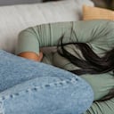 Consumir yogur griego de manera regular, ayuda a aliviar los problemas digestivos.