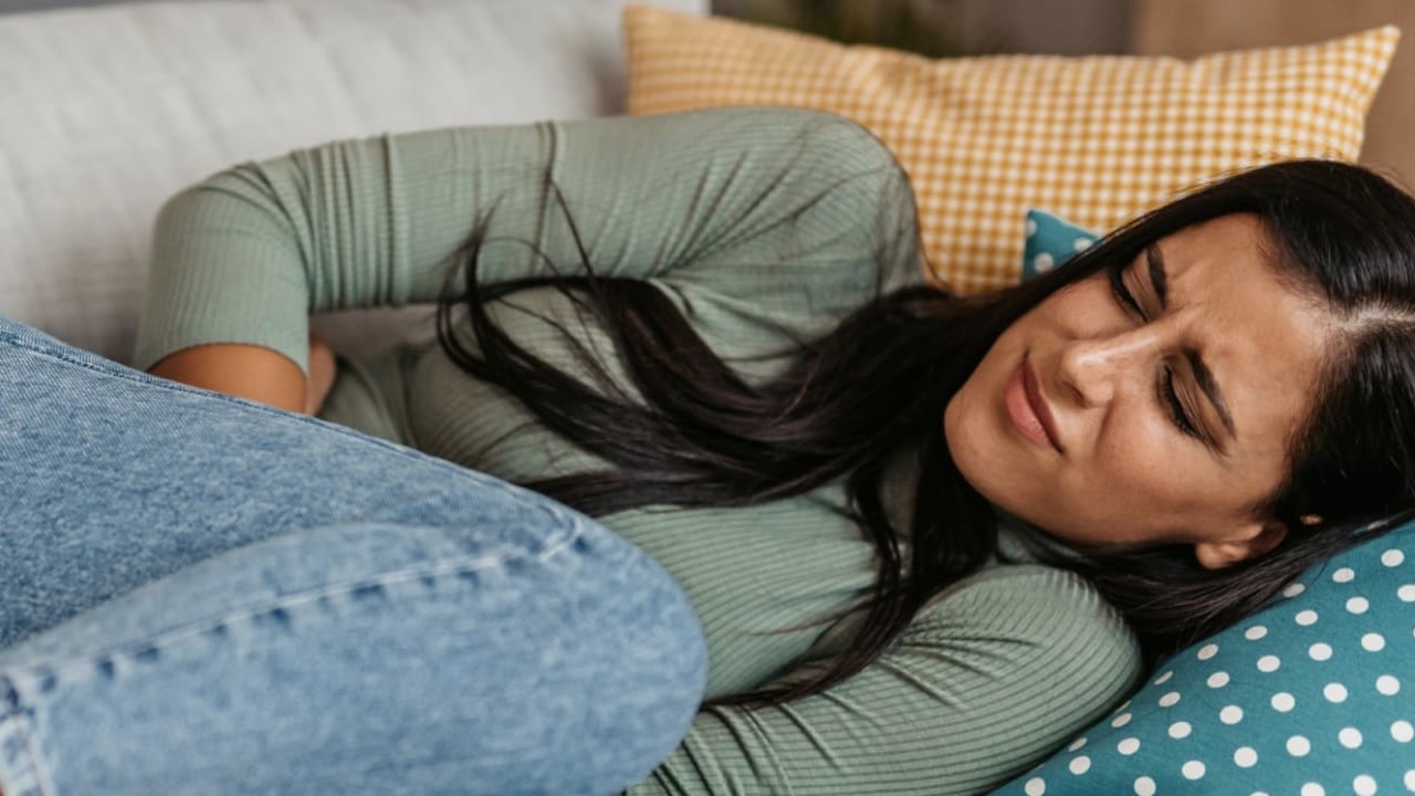 Consumir yogur griego de manera regular ayuda a aliviar los problemas digestivos.