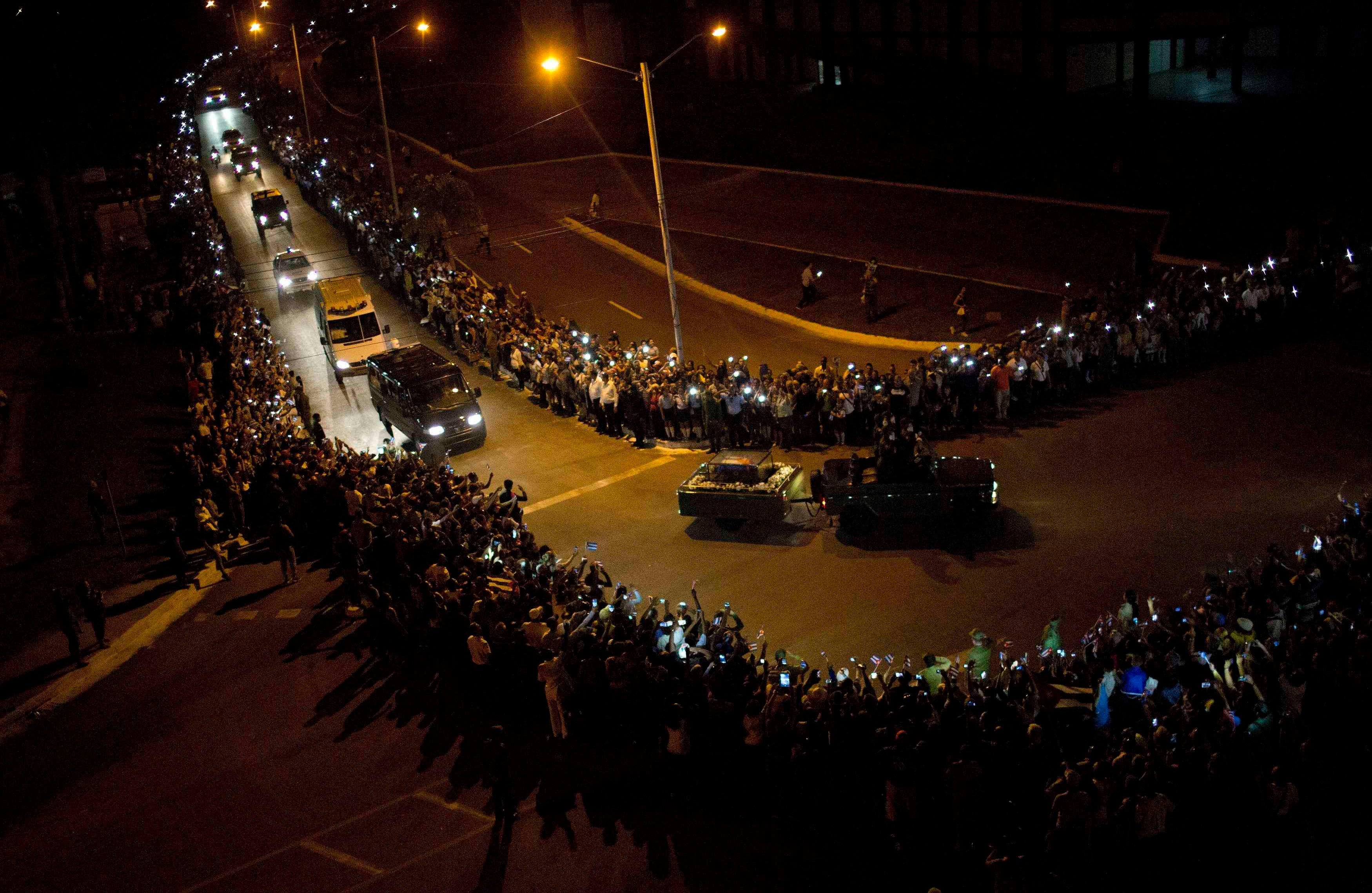 Personas en las calles de Camaguey viendo la procesión en la que se llevan las cenizas de Fidel Castro. (AP Photo/Rodrigo Abd)