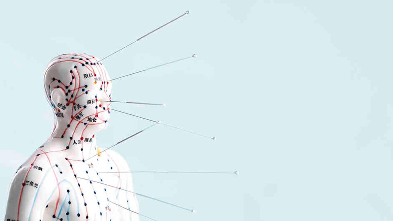 La medicina china tuvo sus inicios alrededor del año 2.500 a.C y se ha extendido en Oriente y Occidente. La OMS y la ONU reconocieron sus beneficios en la década de los setenta.