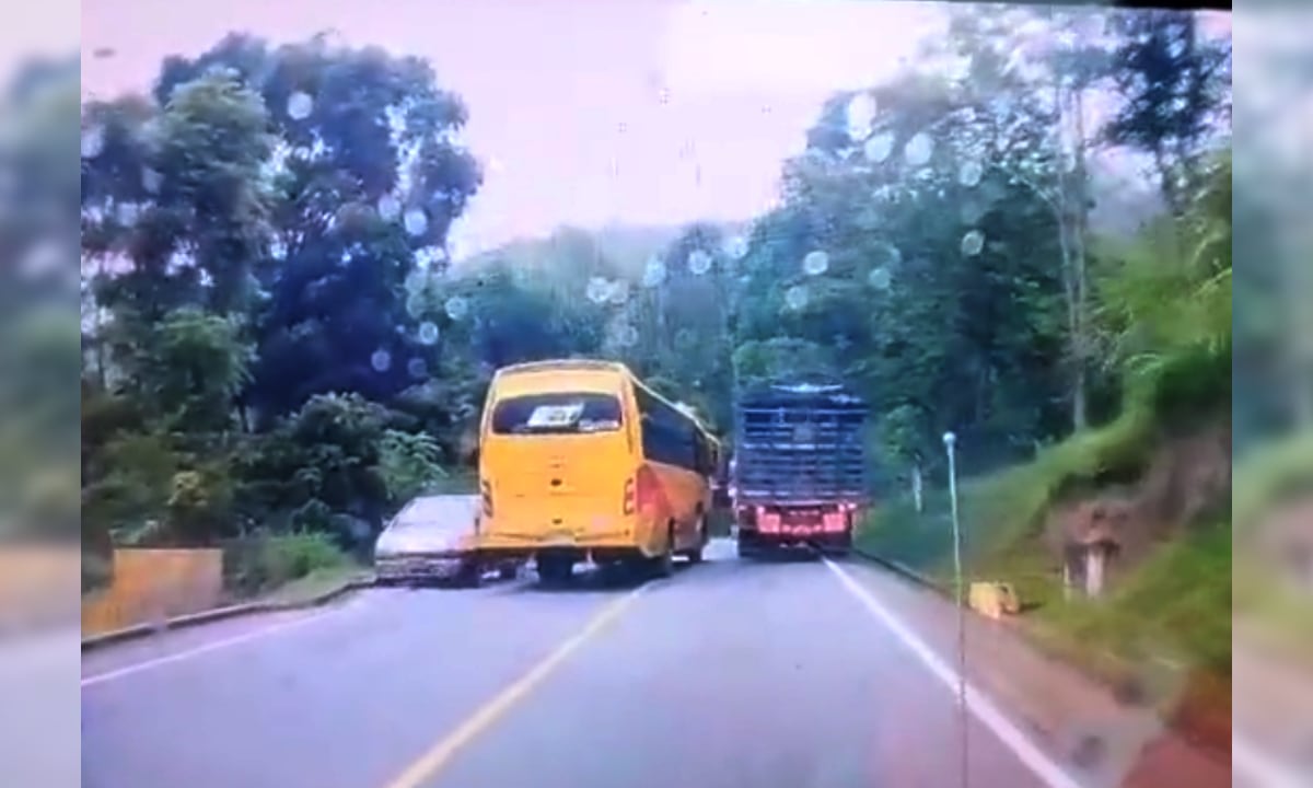 Un video muestra peligrosa maniobra por parte de un bus de la Flota Valle de Tenza en la vía Guateque - Machetá; vía alterna al llano.
