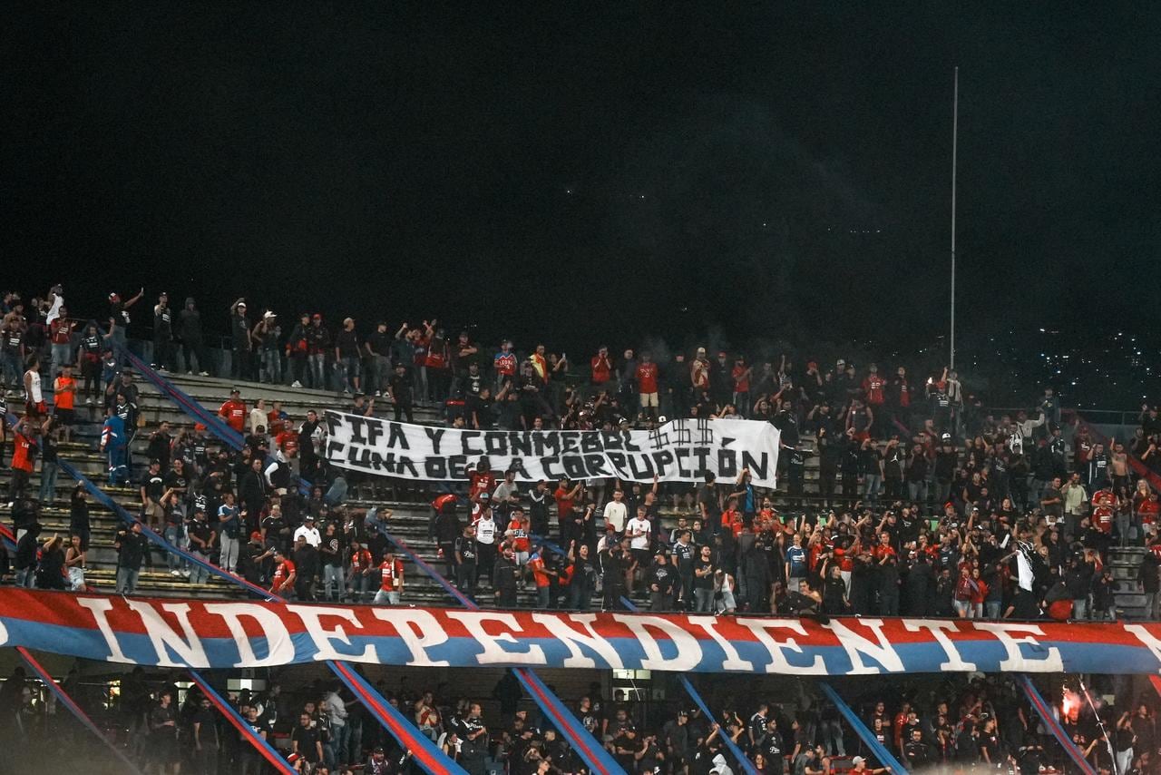 La hinchada de Independiente Medellín sacó pancartas en la tribuna norte.