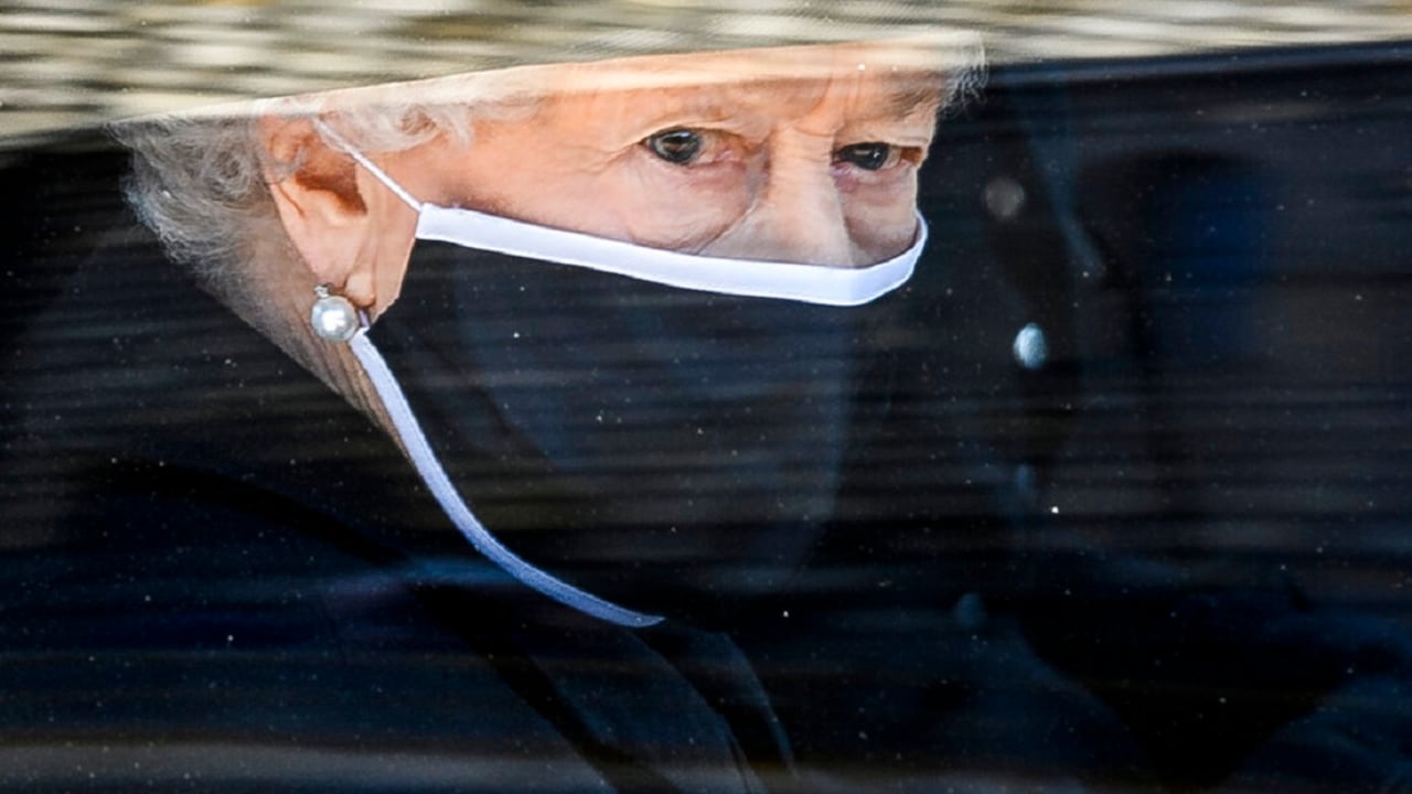 En esta imagen del sábado 17 de abril de 2021, la reina Isabel II de Inglaterra sigue en auto al coche fúnebre en el funeral de su esposo, el príncipe Felipe, en el Castillo de Windsor, Inglaterra. (Leon Neal/Pool via AP, archivo)