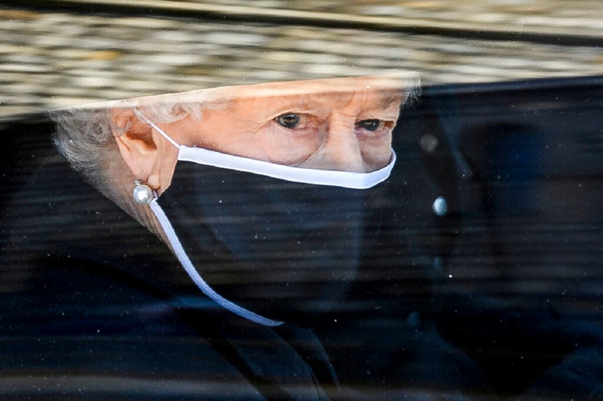 En esta imagen del sábado 17 de abril de 2021, la reina Isabel II de Inglaterra sigue en auto al coche fúnebre en el funeral de su esposo, el príncipe Felipe, en el Castillo de Windsor, Inglaterra. (Leon Neal/Pool via AP, archivo)