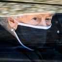 En esta imagen del sábado 17 de abril de 2021, la reina Isabel II de Inglaterra sigue en auto al coche fúnebre en el funeral de su esposo, el príncipe Felipe, en el Castillo de Windsor, Inglaterra. (Leon Neal/Pool via AP, archivo)