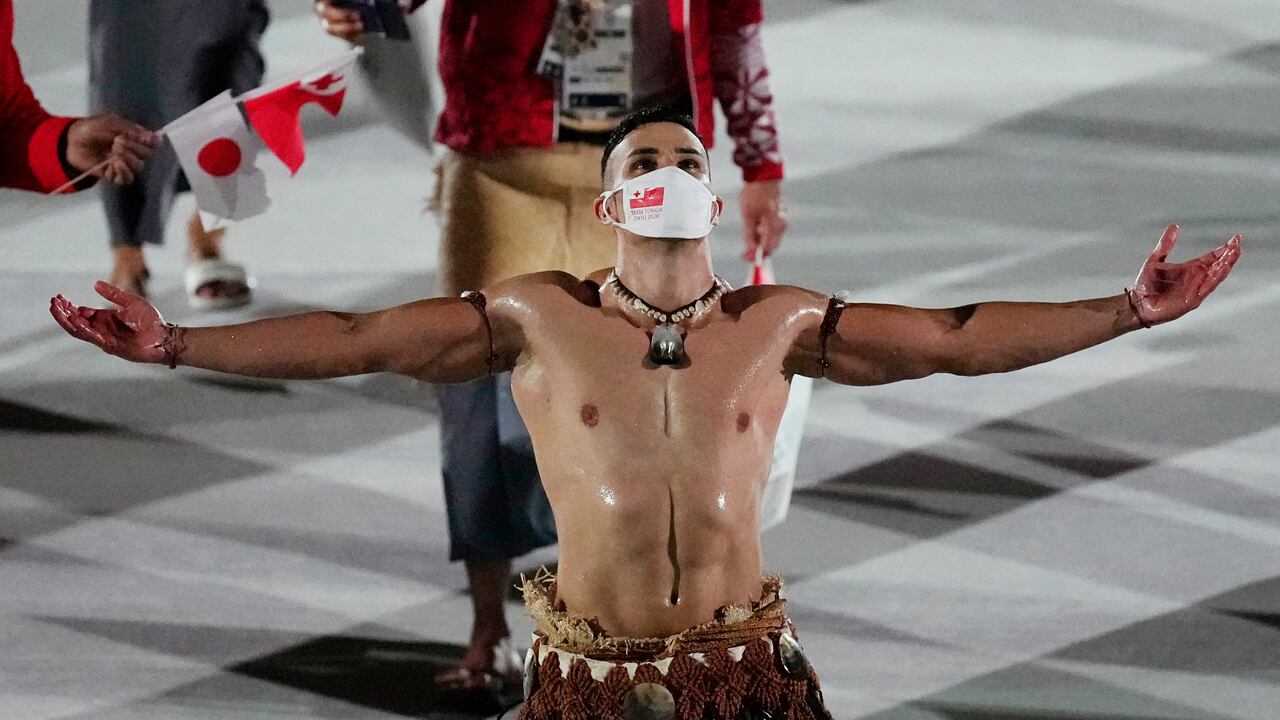 Pita Taufatofua con al delegación de Tonga.