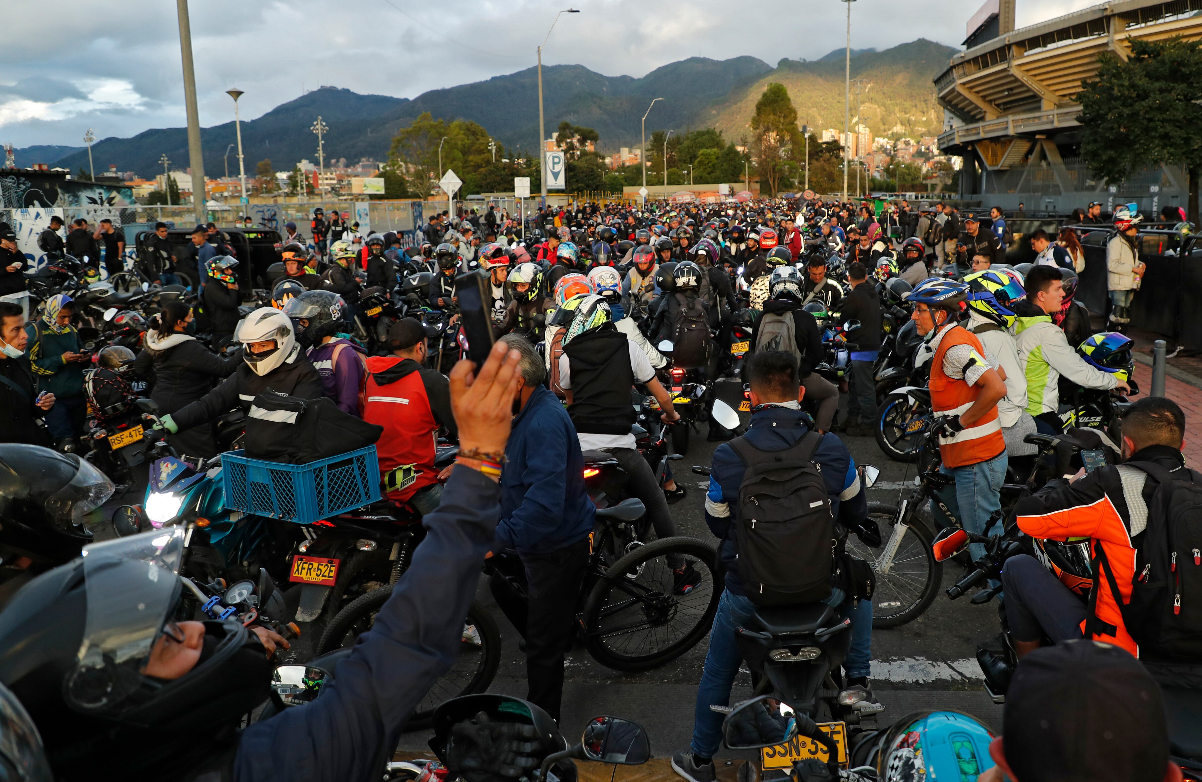 Manifestación motociclistas en contra de la prohibición del parrillero en moto en el Estadio El Campin
Bogota abril 6 del 2022
Foto Guillermo Torres Reina / Semana