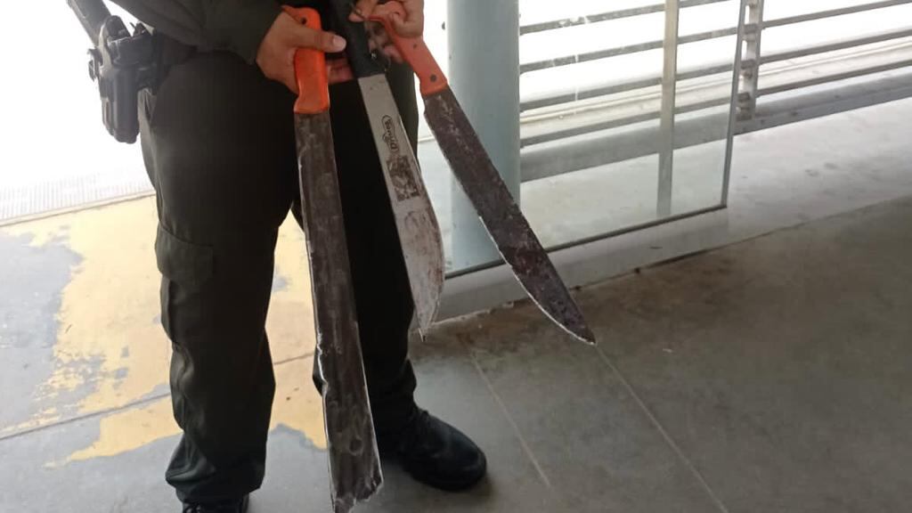 Armas tipo machetes incautadas por uniformados de la Policía en medio de controles.