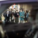 Las personas que usan máscaras protectoras para ayudar a frenar la propagación del coronavirus esperan caminar en un paso de peatones en el distrito comercial de Ginza el miércoles 16 de marzo de 2022 en Tokio. (AP Photo/Eugene Hoshiko)