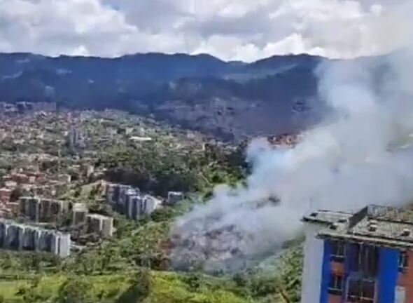 Las llamas generaron una columna de humo que ingresó a algunas edificaciones.