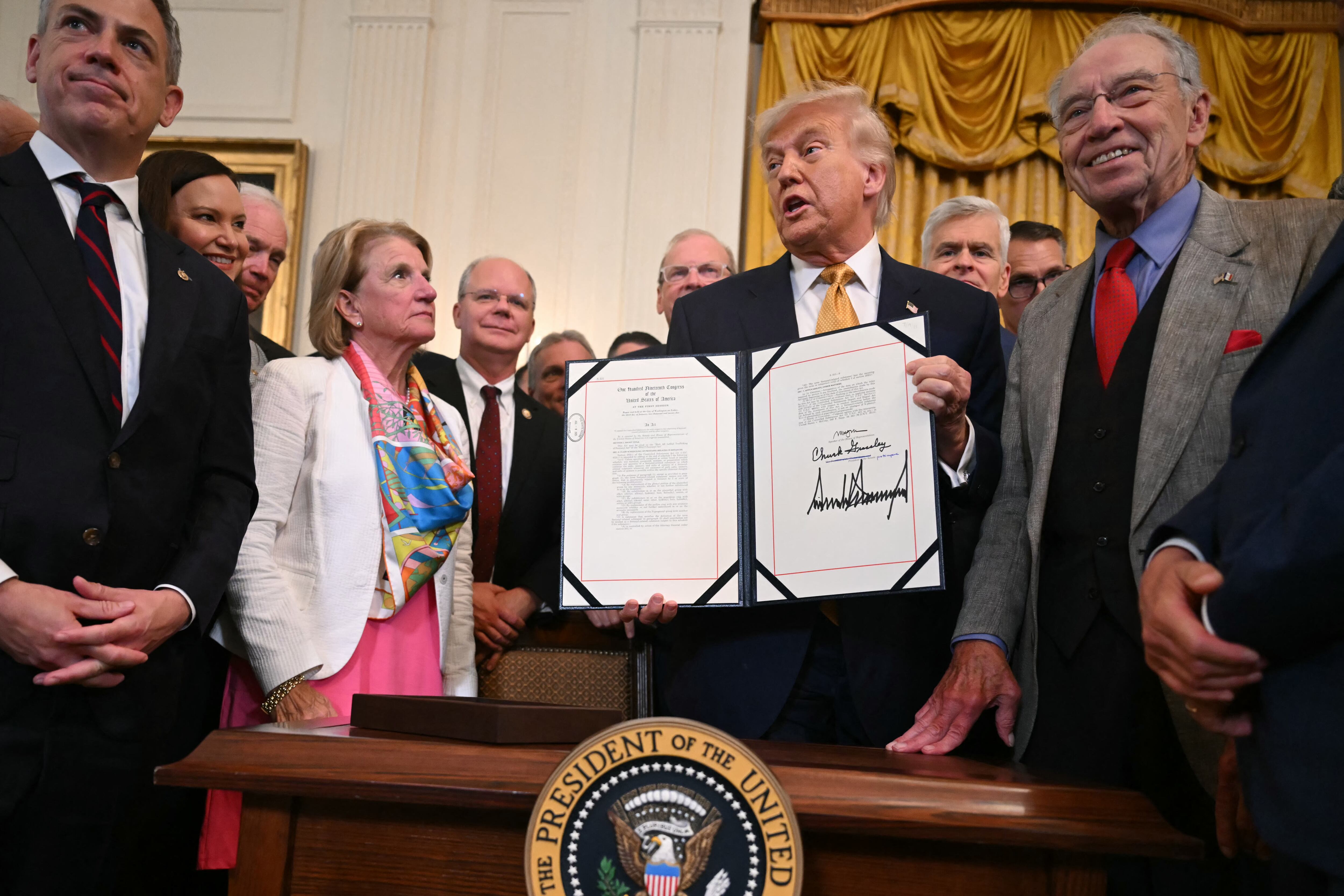 El presidente de Estados Unidos, Donald Trump, levanta la "Ley para Detener el Tráfico Letal de Fentanilo", que endurece las penas de prisión para los traficantes de fentanilo, tras firmarla en la Sala Este de la Casa Blanca en Washington, D.C., el 16 de julio de 2025. (Foto de ANDREW CABALLERO-REYNOLDS / AFP)