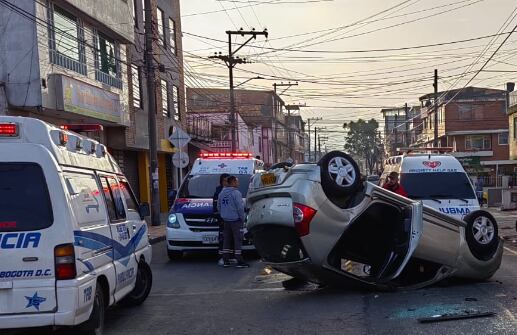 Accidente registrado en la localidad de Puente Aranda. Un carro se volcó tras un choque.