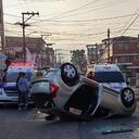Accidente registrado en la localidad de Puente Aranda. Un carro se volcó tras un choque.