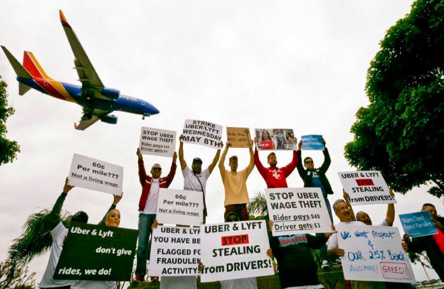 8 de mayo - Conductores de Uber y Lyft realizan un mitin en un parque cerca del Aeropuerto Internacional de Los Ángeles. FOTO: Damian Dovarganes / AP