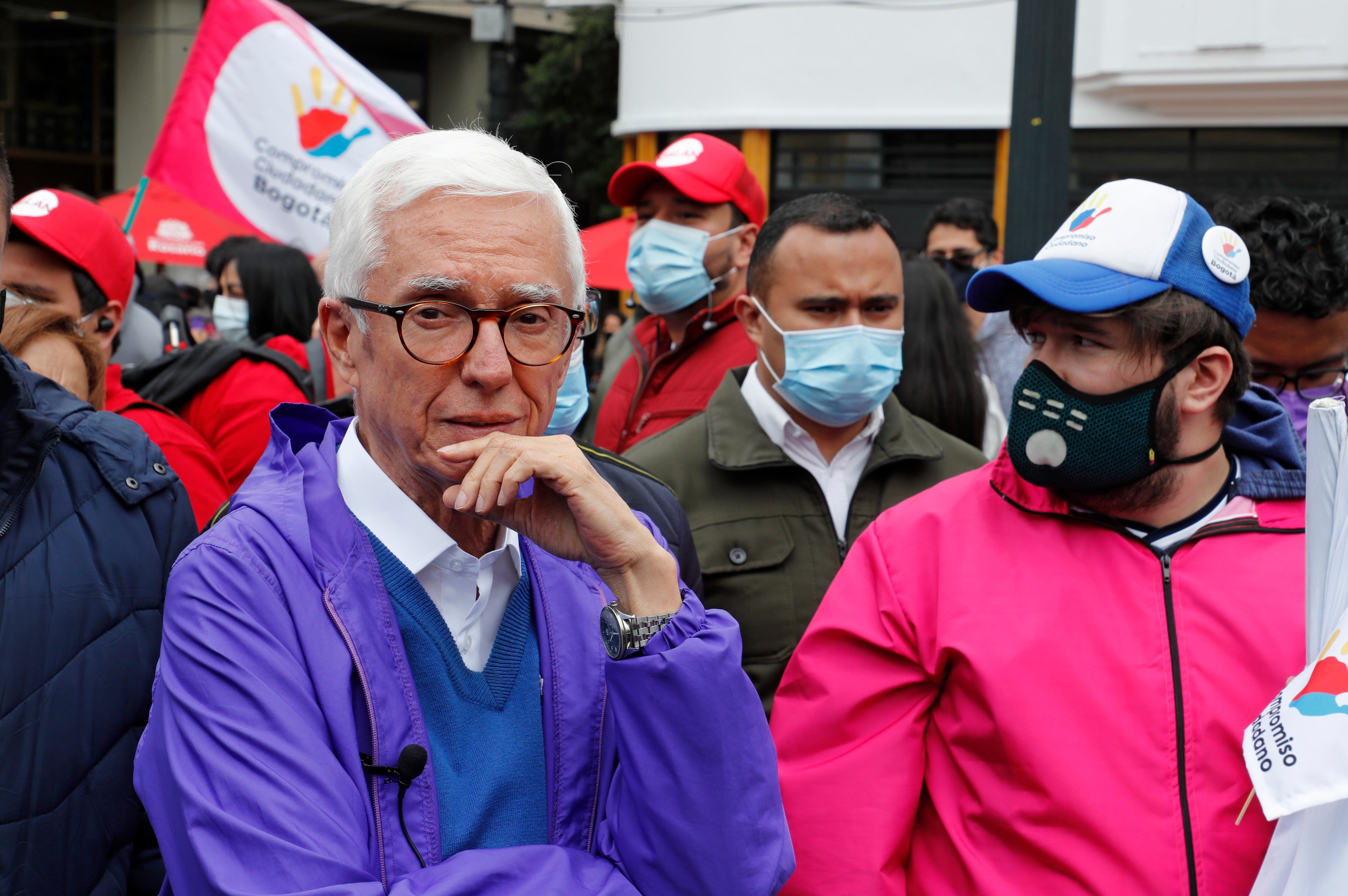 Coalición de la Esperanza en Bogotá  precandidatos presidenciales Jorge Enrique Robledo con simpatizantes en un acto en la plazoleta del Rosario
Bogotá octubre 7 del 2021
Foto Guillermo Torres Reina / Semana