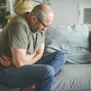 La tradición popular recomienda algunas bebidas que, podrían ayudar a hidratar, estimular la micción y así, desinflamar el abdomen. Foto: Getty Images.