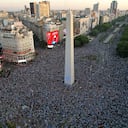 Los argentinos se tomaron el emblemático Obelisco en Buenos Aires para celebrar que son finalistas del mundial. Foto: AFP.