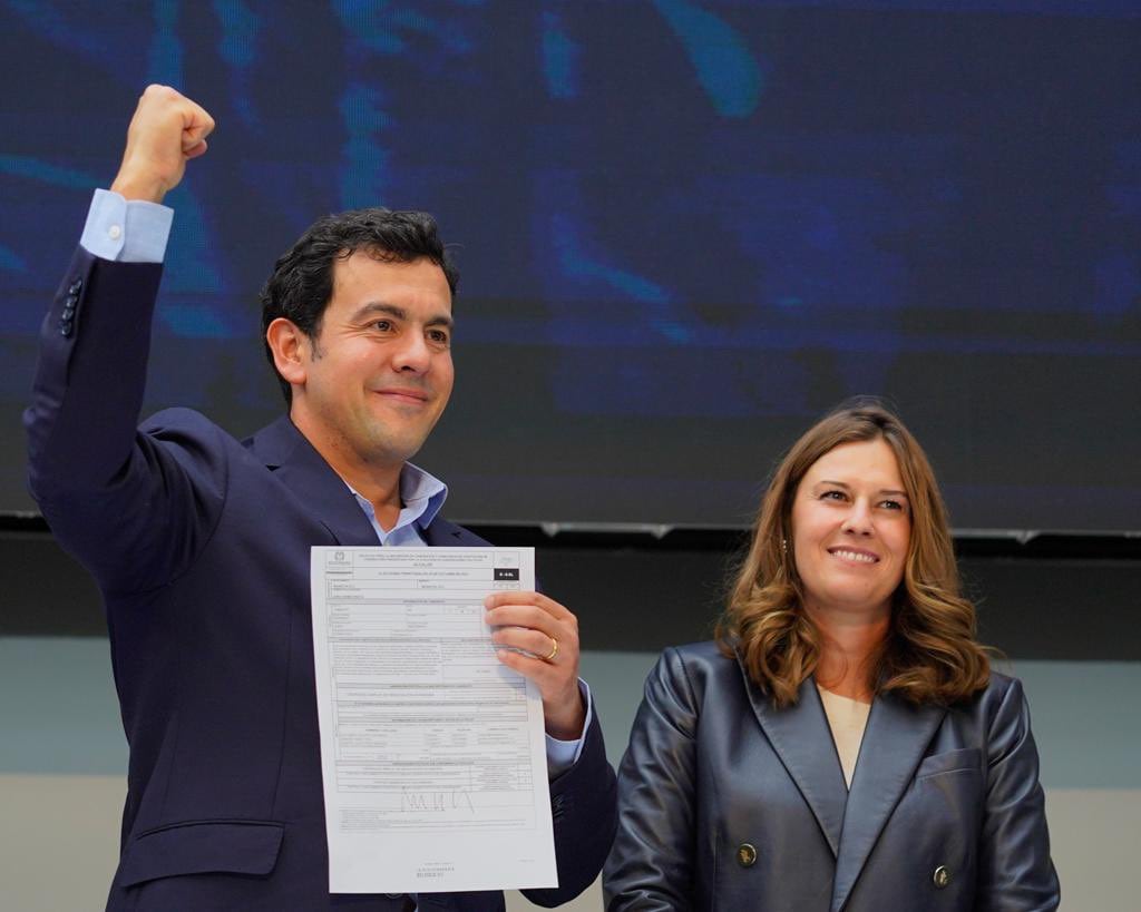 Rodrigo Lara inscribió su candidatura a la Alcaldía de Bogotá.