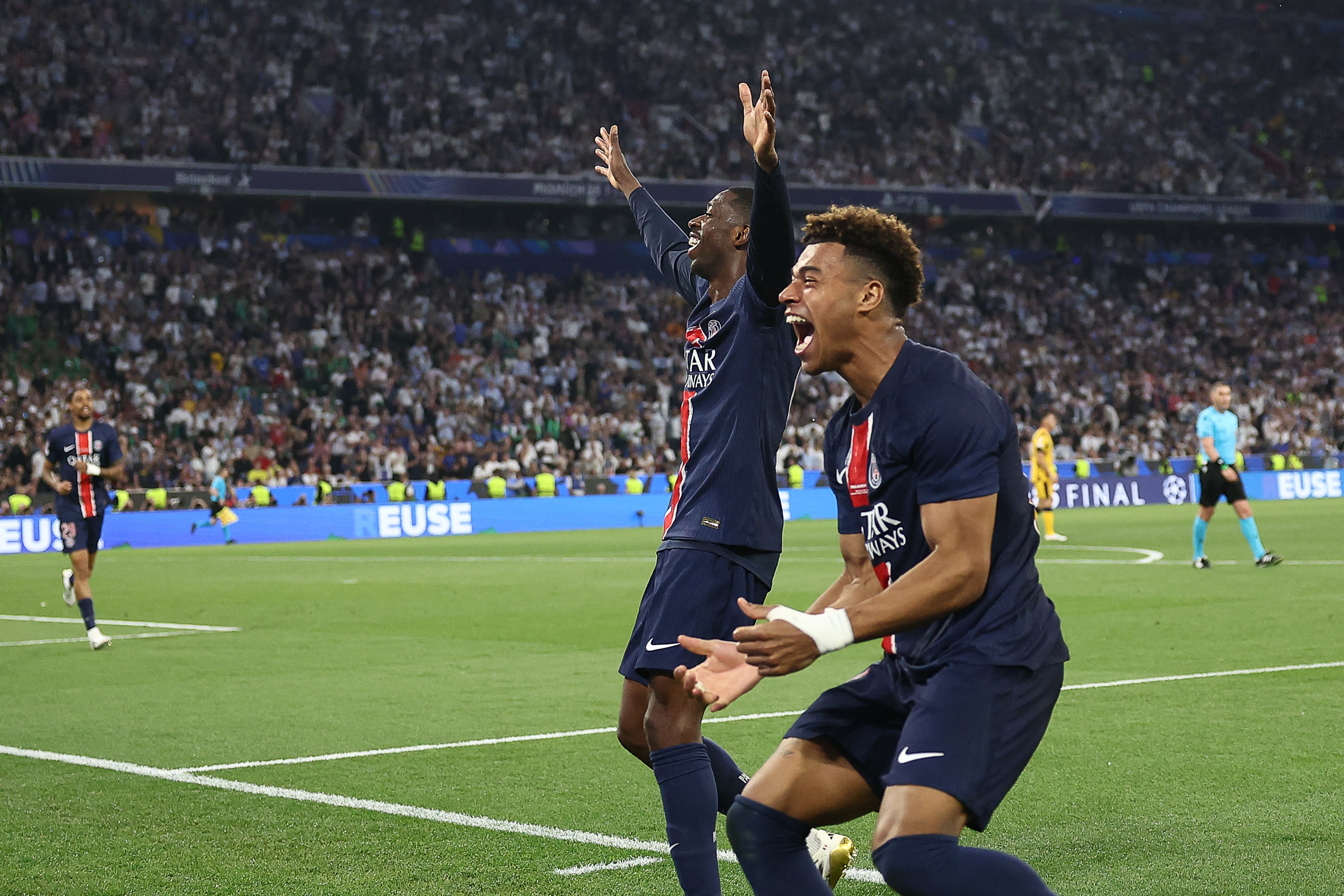 El centrocampista francés #14 del Paris Saint-Germain, Desire Doue (D), celebra con el delantero francés #10 del Paris Saint-Germain, Ousmane Dembele (C), después de marcar el cuarto gol del PSG.
