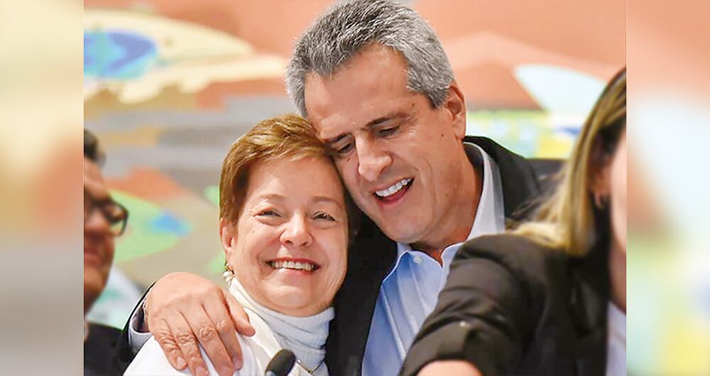   Los ministros del Trabajo, Gloria Inés Ramírez, y del Interior, Luis Fernando Velasco, celebraron emotivamente la aprobación de la reforma pese a que tiene graves dudas constitucionales.