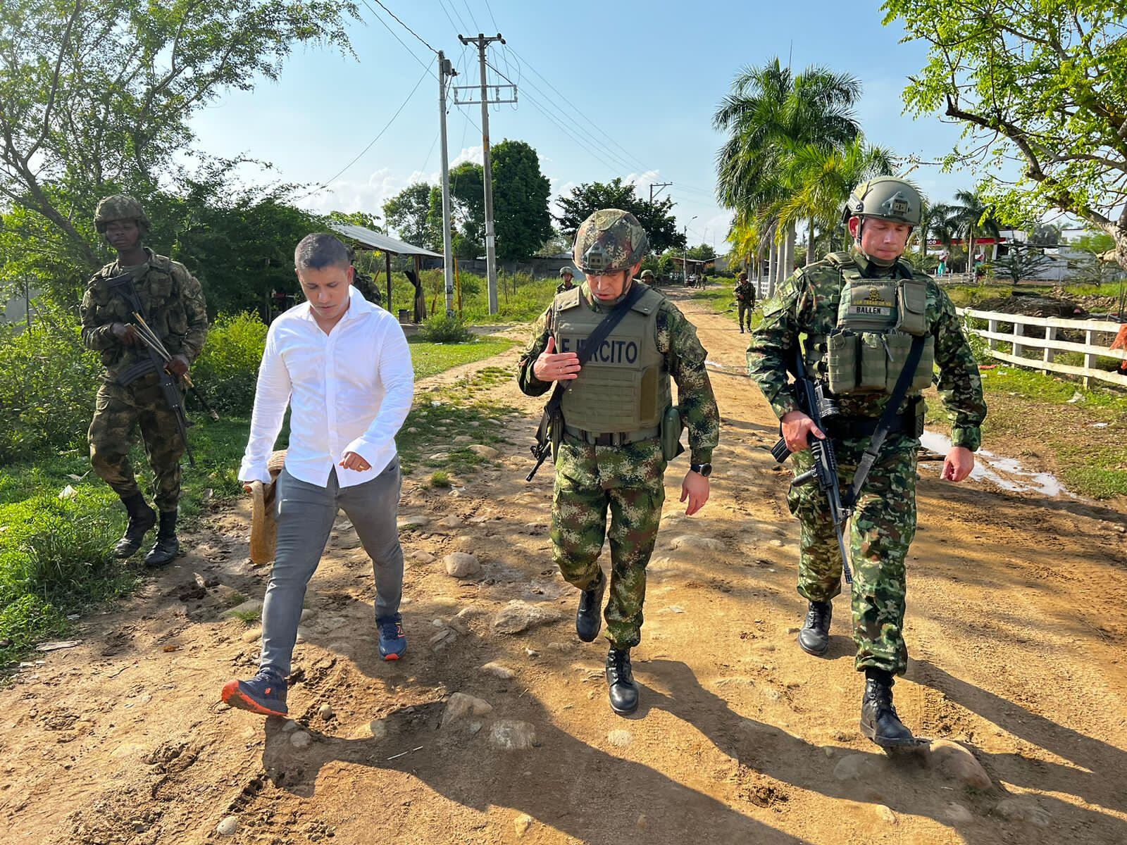 BG. Eduardo Arias Rojas, cdte de la Fuerza de tarea conjunta Aquiles, recorrió las calles del cgto de Puerto López, en El Bagre.