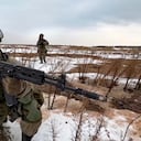 En esta imagen tomada de un video distribuido por la oficina de prensa del Ministerio de Defensa de Rusia el 19 de febrero de 2022, marines rusos toman posiciones durante una maniobras conjuntas con el ejército de Bielorrusia en los campos de entrenamiento de Obuz-Lesnovsky, en Bielorrusia. (Servicio de Prensa del Ministerio de Defensa de Rusia vía AP)