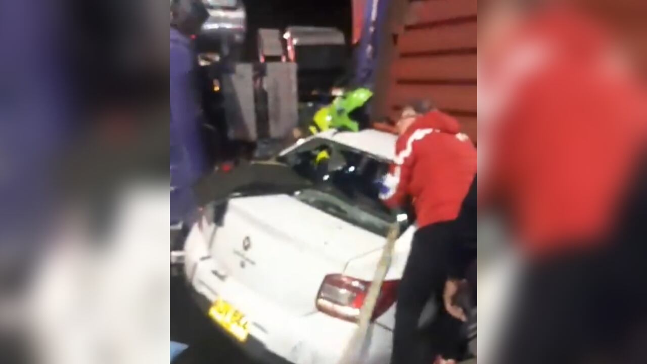 El vehículo de carga cayó encima del carro particular.