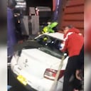 El vehículo de carga cayó encima del carro particular.