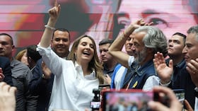 Paloma Valencia, candidato presidencial, y Juan Daniel Oviedo, su fórmula vicepresidencial, el 13 de marzo de 2026, en Bogotá
