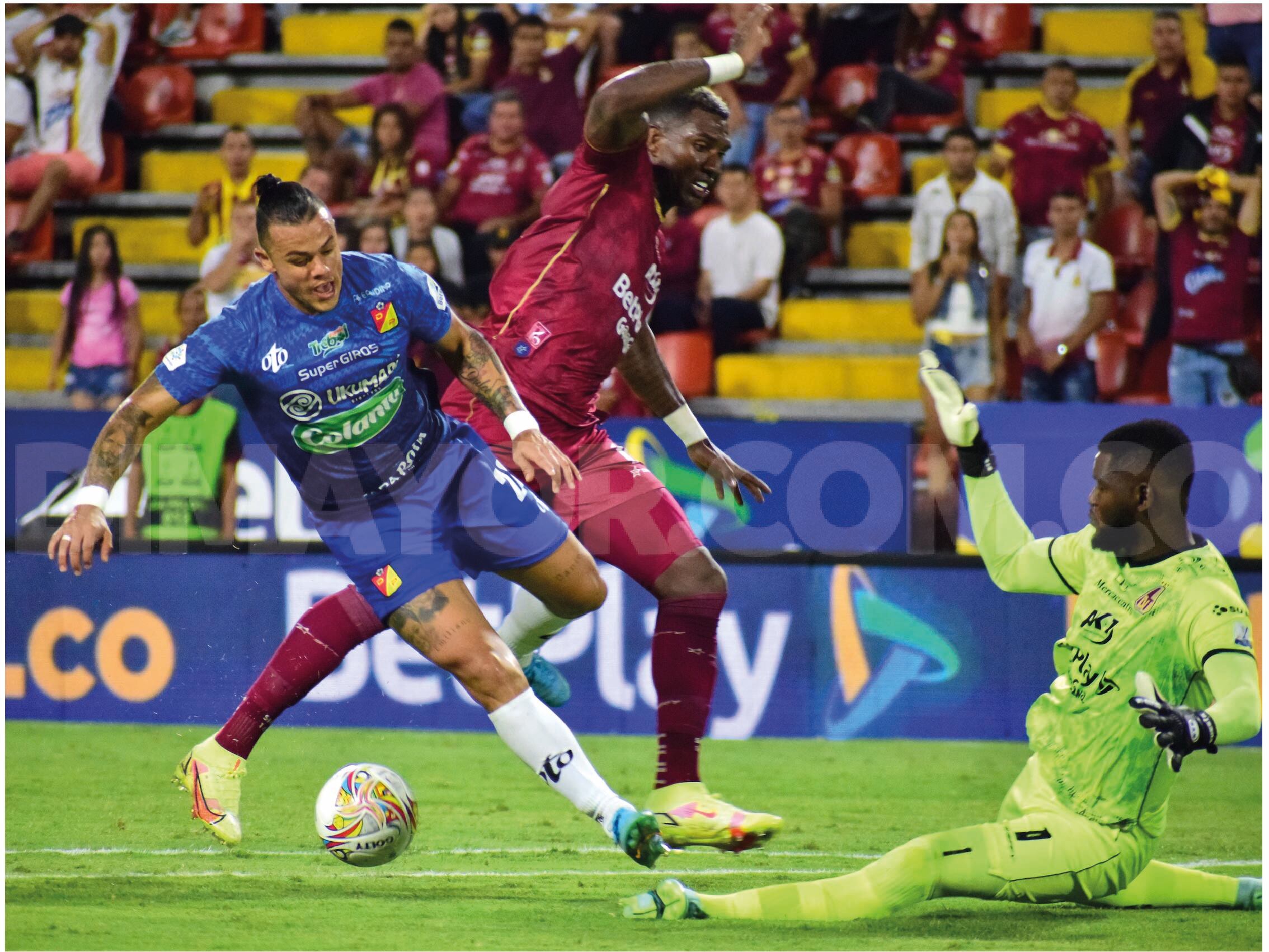 Sergio Mosquera (vinotinto) disputa un balón con Leonardo Castro (azul), jugador del Pereira