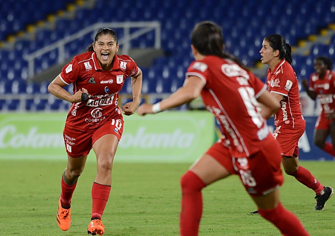 Cali: Futbol Femenino, América 4 Equidad 1. Catalina Usme. Goleadora del Americana. Foto José L Guzmán. El País. junio 5-23
