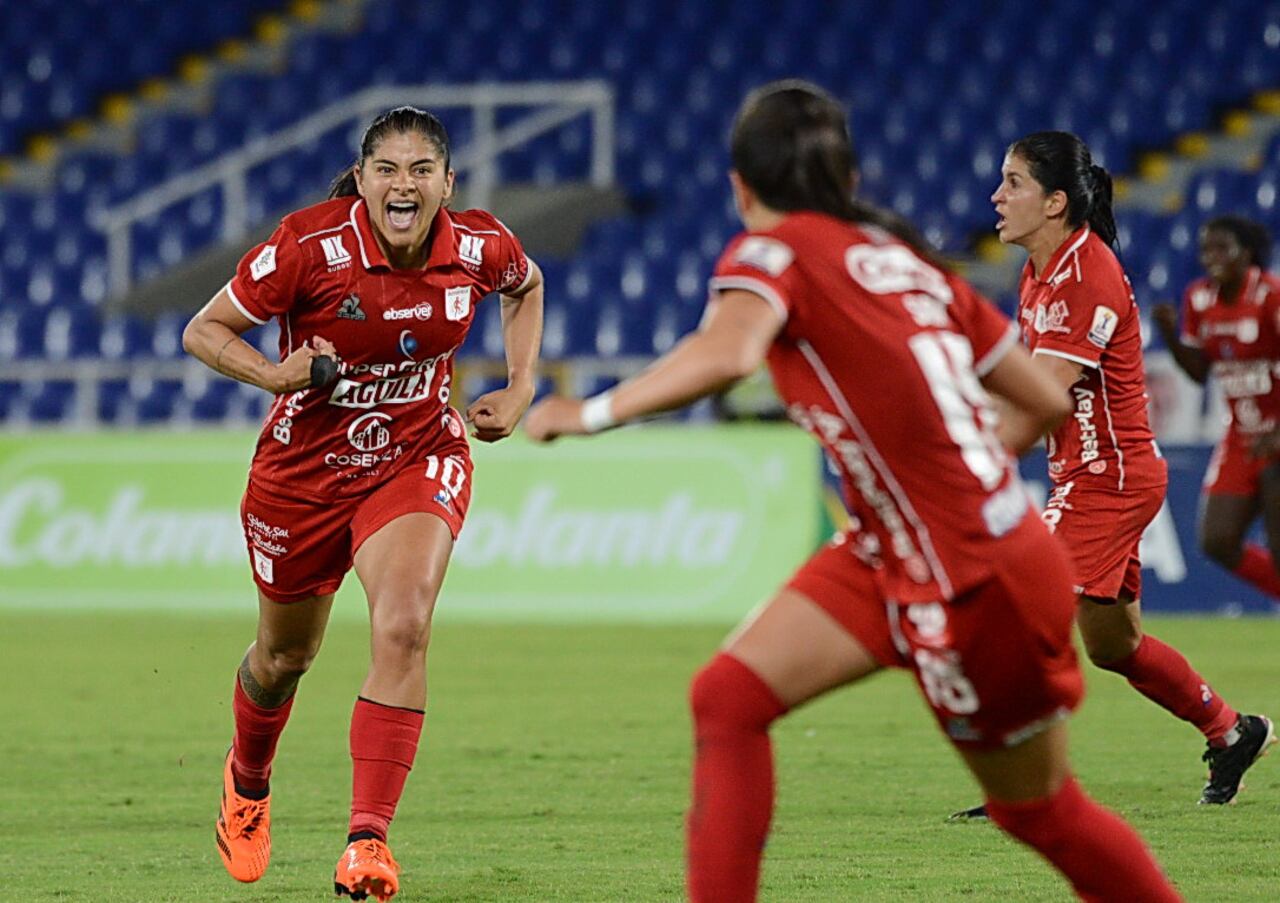 Cali: Futbol Femenino, América 4 Equidad 1. Catalina Usme. Goleadora del Americana. Foto José L Guzmán. El País. junio 5-23