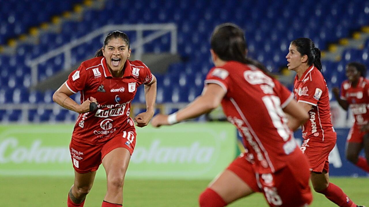 Cali: Fútbol Femenino, América 4 - Equidad 1. Catalina Usme. Goleadora del Americana. Foto José L Guzmán. El País. junio 5-23