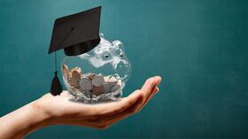 Los estudiantes deben explorar nuevas vías para financiar sus estudios.