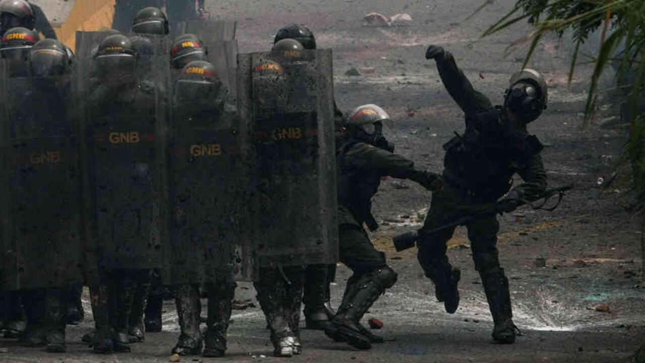 "Una mujer indígena y su esposo murieron y por lo menos otros 15 miembros de la comunidad indígena pemón del municipio Gran Sabana resultaron heridos tras la arremetida de un convoy de la Guardia Nacional", informó a AFP la ONG Kapé Kapé.