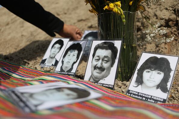 La masacre ocurrida en el gobierno de Alberto Fujimori, delito por el que fue condenado en Cieneguilla. A casi 30 años de los asesinatos de nueve estudiantes y un docente hasta el momento, cinco estudiantes permanecen como desaparecidos porque sus restos no pudieron ser recuperados y familiares participan en la supervisión de la búsqueda. (Foto de Klebher Vasquez/Agencia Anadolu vía Getty Images)