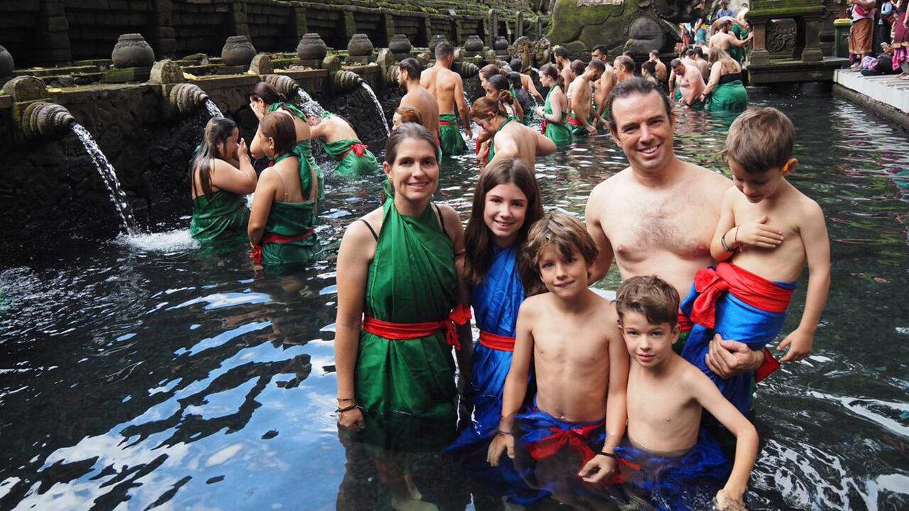 La familia viaja por un año por el mundo, antes de que tres de los niños pierdan la vista por una enfermedad genética. Foto tomada de facebook del blog "Le monde plein leurs yeux"