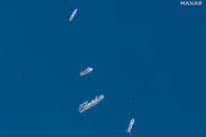 Imagen satelital muestra a los barcos que participan en las operaciones de búsqueda y rescate asociadas con el sumergible Titán desaparecido cerca de los restos del Titanic, el 22 de junio de 2023. 