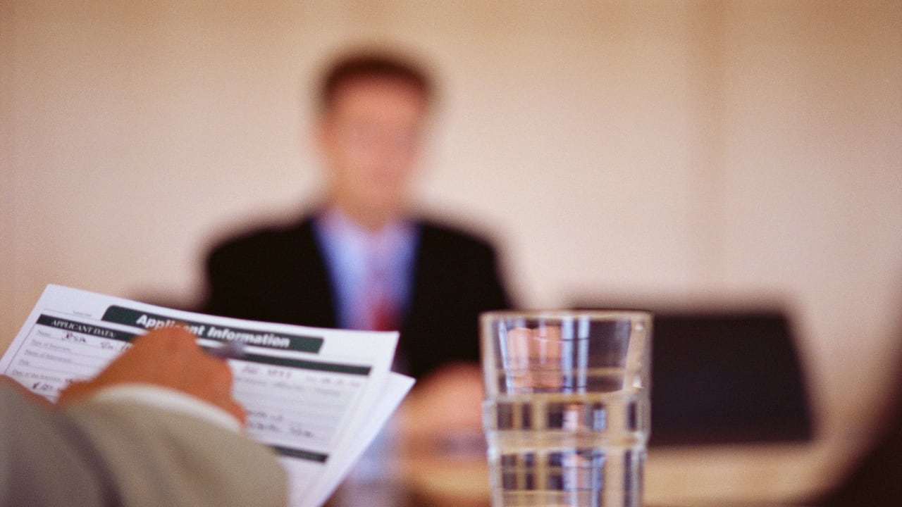 La desocupación terminó el primer trimestre de 2025 con una tendencia a la baja.